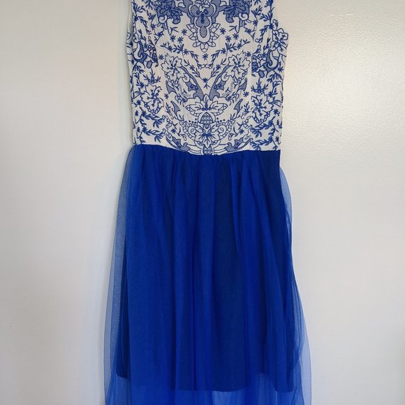 Blue and white dress - Picture 4 of 4